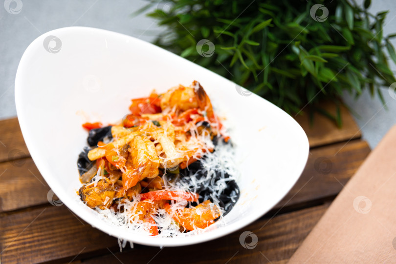 Скачать Сытная итальянская паста с томатным соусом и сыром фотосток Ozero