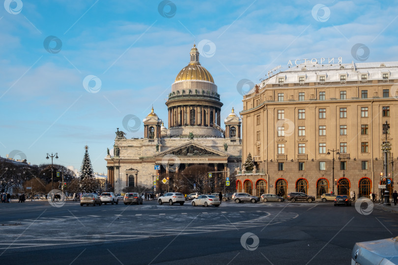 Скачать Санкт-Петербург, Россия. - 02 января 2024 года. Вид на Санкт-Петербург. Исаакиевский собор и отель "Астория" фотосток Ozero