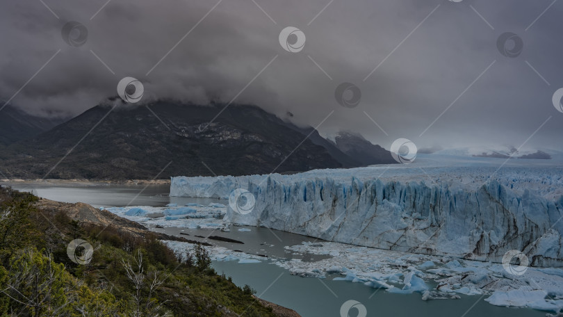 Скачать Захватывающий дух пейзаж ледника Перито-Морено. фотосток Ozero