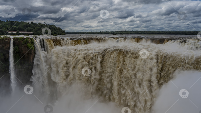 Скачать Впечатляющий, захватывающий дух водопад - Глотка Дьявола. фотосток Ozero
