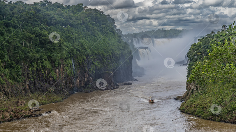 Скачать Туристический катер мчится по бурной реке. фотосток Ozero