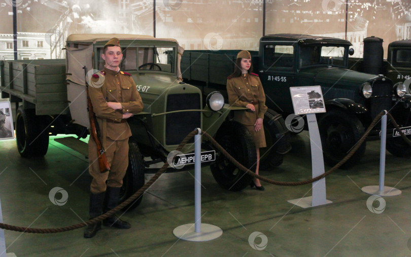 Скачать Военные возле грузовиков. фотосток Ozero