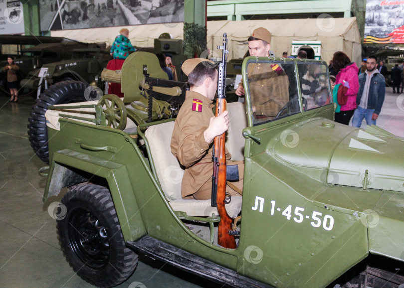 Скачать Солдат в военной машине. фотосток Ozero