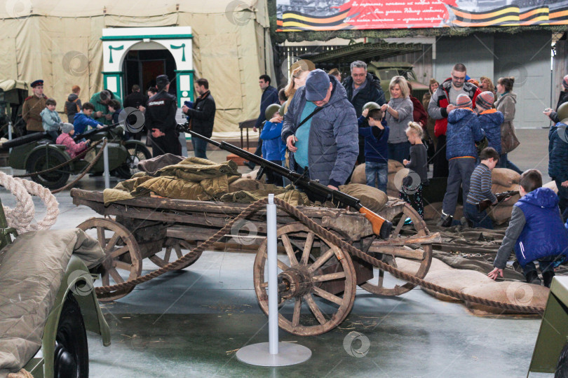 Скачать Посетитель у тележки с противотанковым ружьем. фотосток Ozero