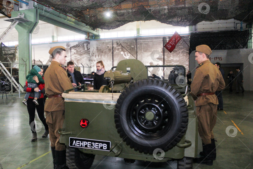 Скачать Солдаты у военной машины. фотосток Ozero