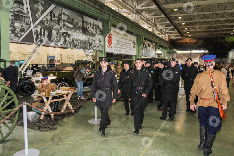 Скачать Военные среди экспозиций. фотосток Ozero