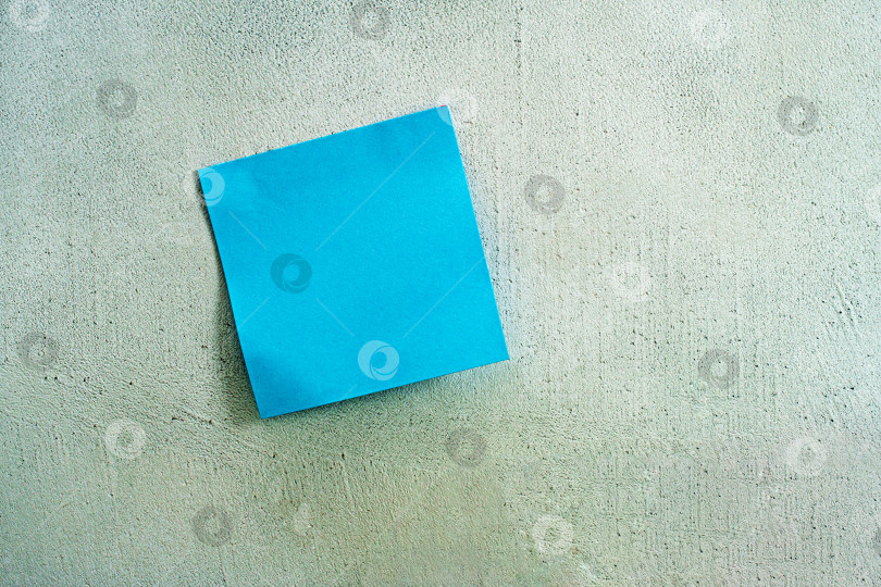 Скачать Синяя записка на оштукатуренной серой стене фотосток Ozero
