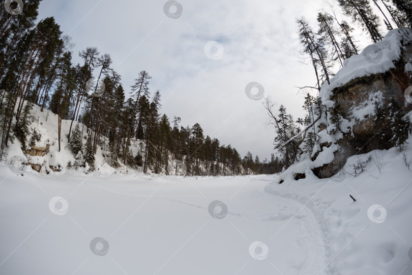 Скачать Замерзшая река Пинега, занесенная снегом фотосток Ozero