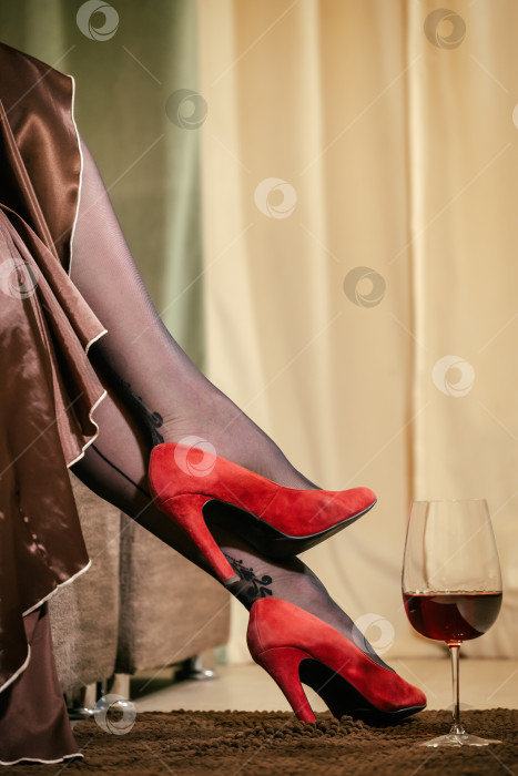 Скачать женские ножки в красных замшевых туфлях на высоком каблуке и бокал вина на полу в комнате фотосток Ozero
