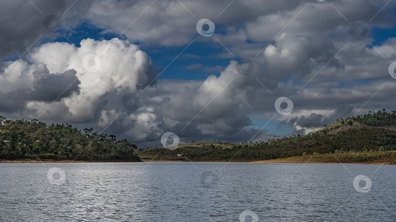 Скачать Спокойное и красивое озеро. Рябь на воде. фотосток Ozero