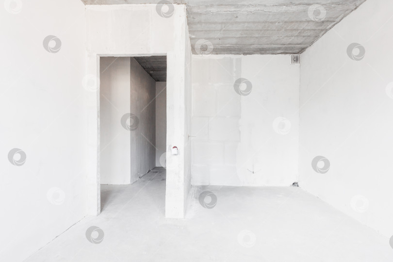 Скачать интерьер квартиры без отделки в серых тонах. черновая отделка фотосток Ozero