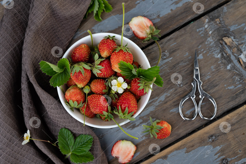 Скачать Плоская композиция с вкусным клубничным джемом на сером фоне фотосток Ozero