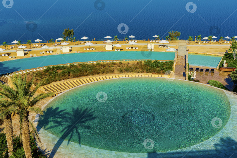 Скачать Винтажные фотографии из архива. Отель расположен на берегу Мертвого моря. Огромное количество редких растений вокруг бассейнов создают ощущение комфортного и расслабляющего отдыха. фотосток Ozero
