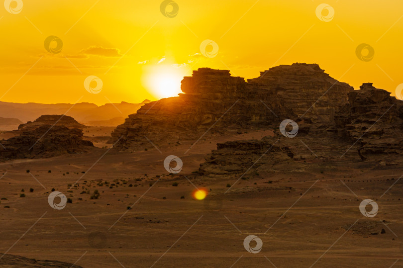 Скачать Винтажные фотографии из архива. Иордания. Закат в пустыне Вади Рам. Марсианские пейзажи в безжизненной пустыне. Красные скалы и красный песок. фотосток Ozero