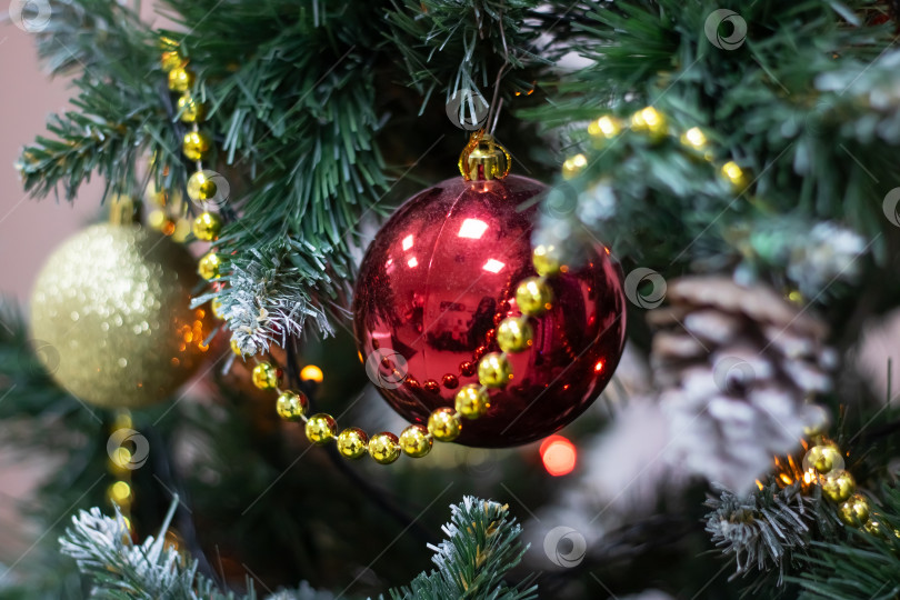 Скачать Новогодние украшения на зеленых еловых ветках фотосток Ozero
