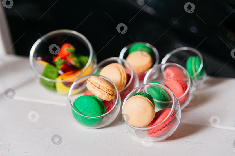 Скачать Разноцветные макароны в прозрачных стаканчиках на столе фотосток Ozero