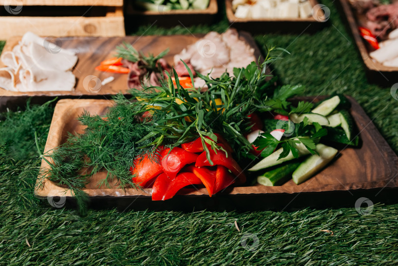 Скачать Свежие овощи и зелень на деревянной доске для общественного питания фотосток Ozero