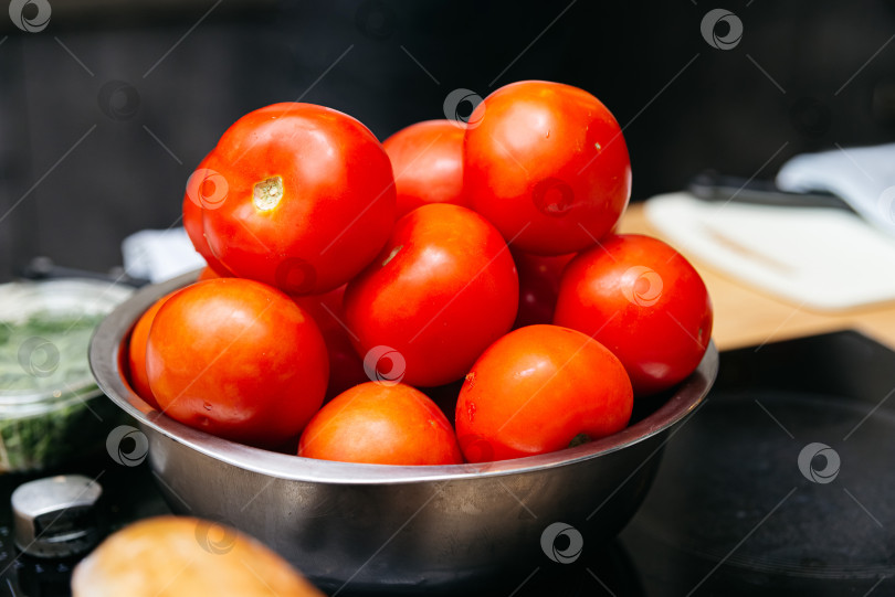 Скачать Спелые целые помидоры в металлической миске фотосток Ozero