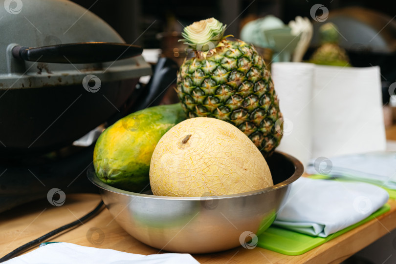 Скачать Ассортимент тропических фруктов на кухне фотосток Ozero
