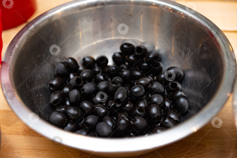 Скачать Черные оливки в металлической миске на деревянной поверхности фотосток Ozero