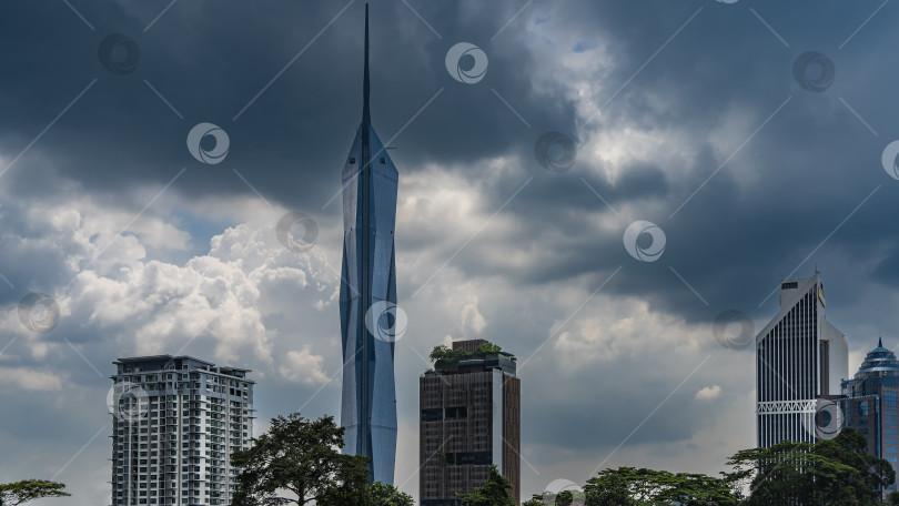 Скачать Городские небоскребы на фоне облачного неба. фотосток Ozero
