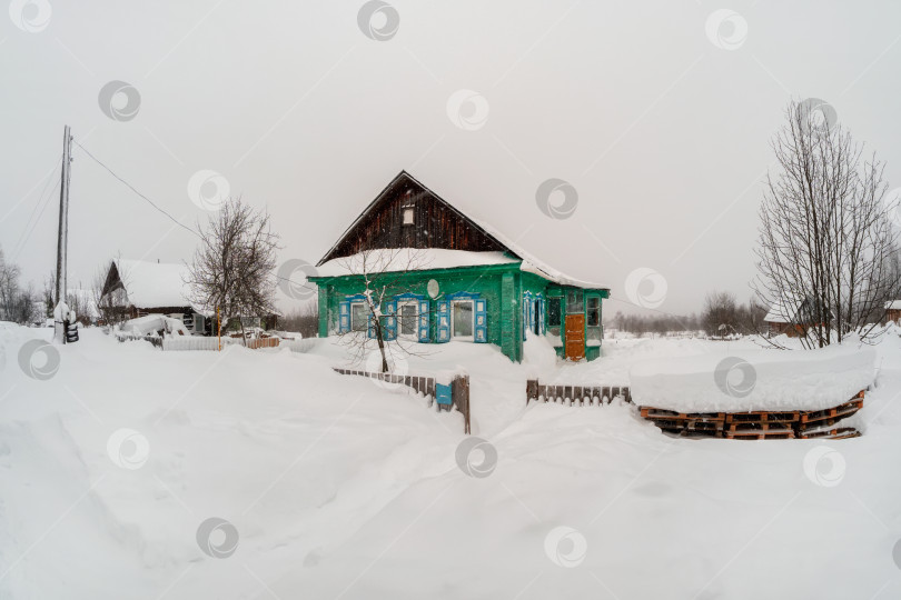 Скачать Старый деревянный дом в зимней деревне, снежные заносы, фотосток Ozero