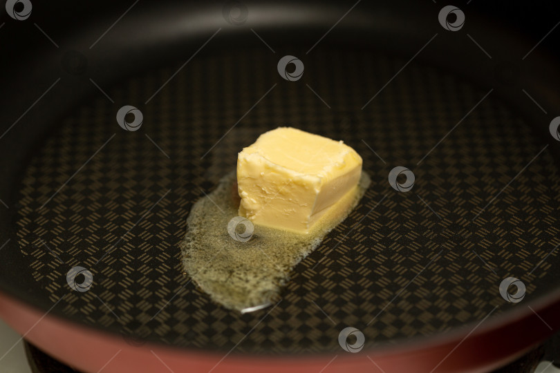 Скачать Кусочек сливочного масла растопите на сковороде с антипригарным покрытием фотосток Ozero