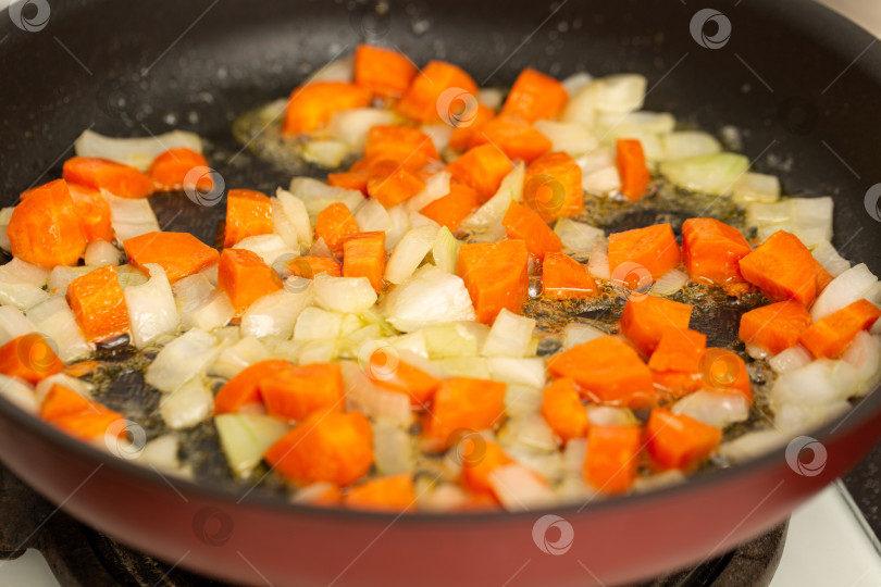 Скачать Мелко нарезанный лук и свежую морковь обжаривают на сливочном масле, готовят паштет фотосток Ozero