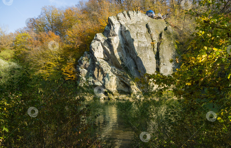 Скачать Осенний пейзаж со скалой Кокерель отражается в горной реке Псекупс. Солнечный день в курортной зоне Горячий Ключ. Краснодарский край. Отличный природный фон для любой идеи. фотосток Ozero