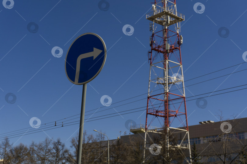 Скачать Дорожный знак в городской среде фотосток Ozero