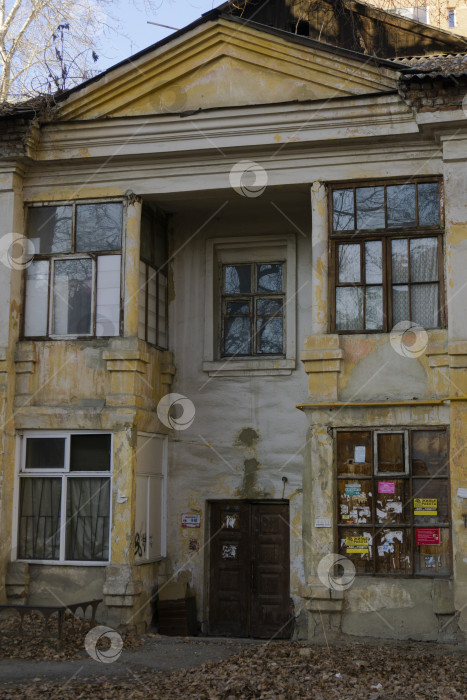 Скачать Старый полуразрушенный двухэтажный дом фотосток Ozero