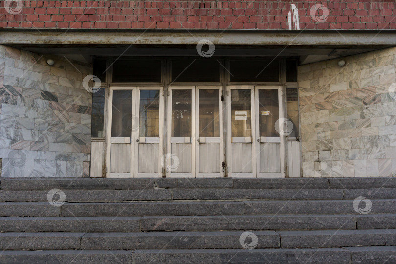 Скачать Входные двери в старое городское здание из кирпича, бетона и гранита фотосток Ozero