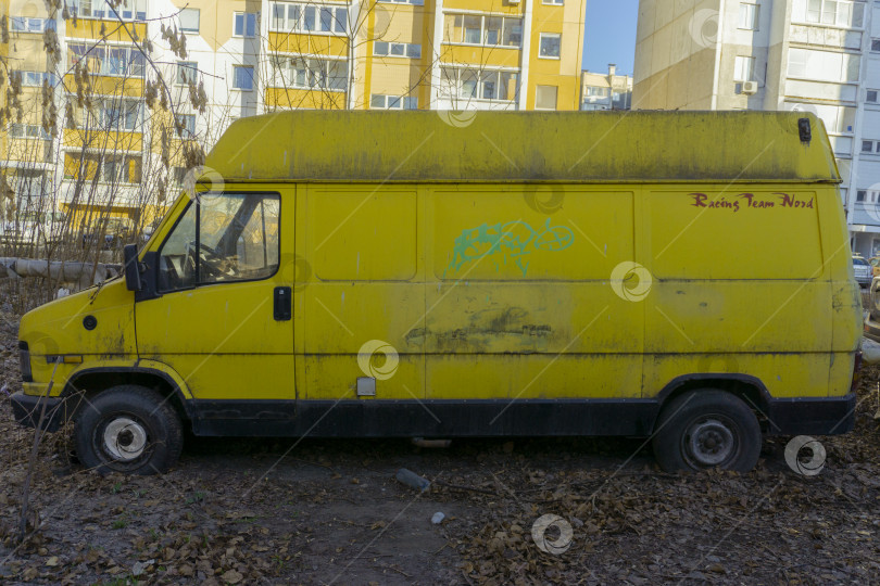 Скачать Старый и ржавый автомобиль для перевозки грузов. фотосток Ozero