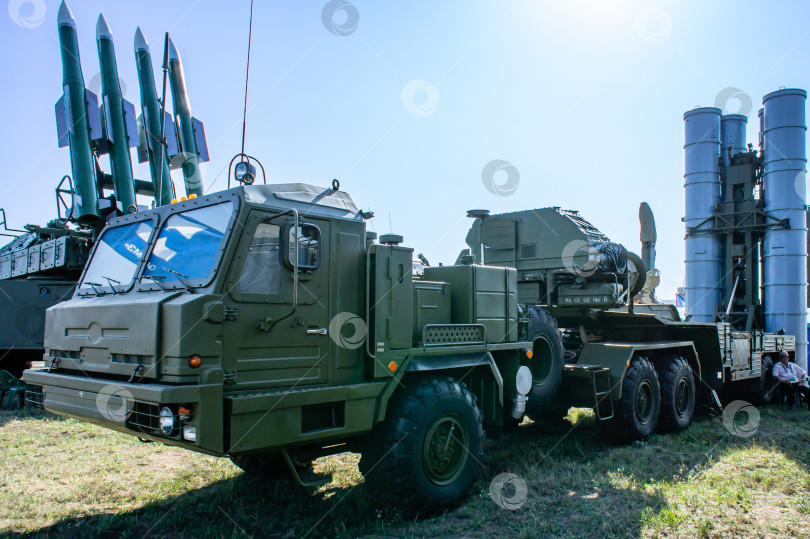 Скачать Зенитно-ракетные комплексы "Бук-М1" и системы противовоздушной обороны С-300 "Фаворит", С-400 "Триумф" на поле аэродрома Летно-исследовательского института имени Громова. МАКС-2011. фотосток Ozero