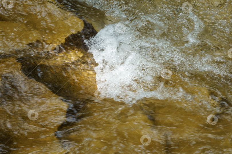 Скачать Быстрая горная река и камни. Крупный план быстро текущей воды. Река Ольховка в Кисловодском национальном парке. фотосток Ozero