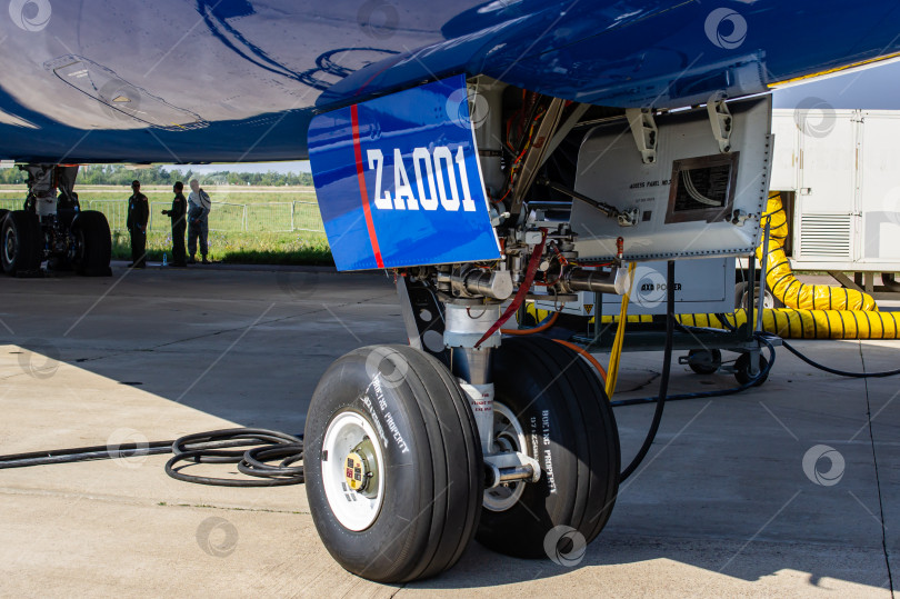 Скачать Широкофюзеляжный турбореактивный пассажирский самолет Boeing 787 Dreamliner на стоянке на аэродроме Летно-исследовательского института имени Громова. МАКС-2011. Переднее шасси крупным планом. фотосток Ozero