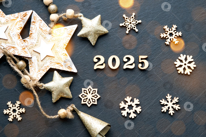 Скачать С Новым годом-деревянные буквы и цифры 2025 на праздничном черном фоне с блестками, звездами, снегом. Поздравления, открытка. Календарь, обложка фотосток Ozero