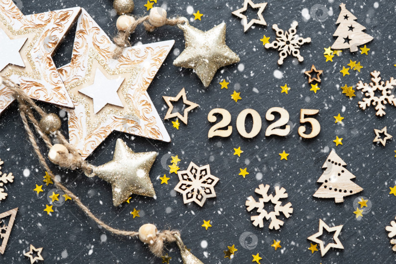 Скачать С Новым годом-деревянные буквы и цифры 2025 на праздничном черном фоне с блестками, звездами, снегом. Поздравления, открытка. Календарь, обложка фотосток Ozero