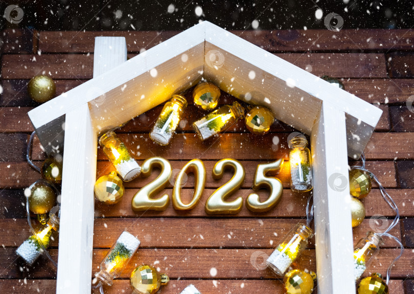 Скачать Новый 2025 год золотыми буквами под крышей дома. Календарь, поздравительная открытка. Покупка, строительство, переезд, ипотека, страхование фотосток Ozero