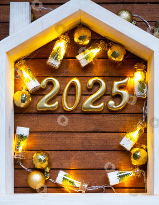Скачать Новый 2025 год золотыми буквами под крышей дома. Календарь, поздравительная открытка. Покупка, строительство, переезд, ипотека, страхование фотосток Ozero