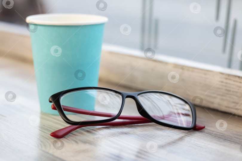 Скачать Синяя чашка с кофе и бокалы на деревянном столе фотосток Ozero