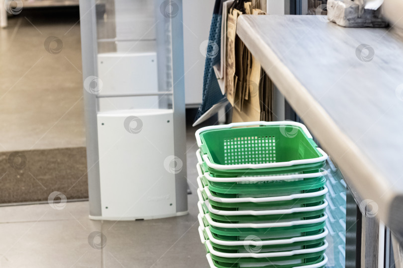 Скачать Зеленые пластиковые корзины в продуктовом магазине фотосток Ozero