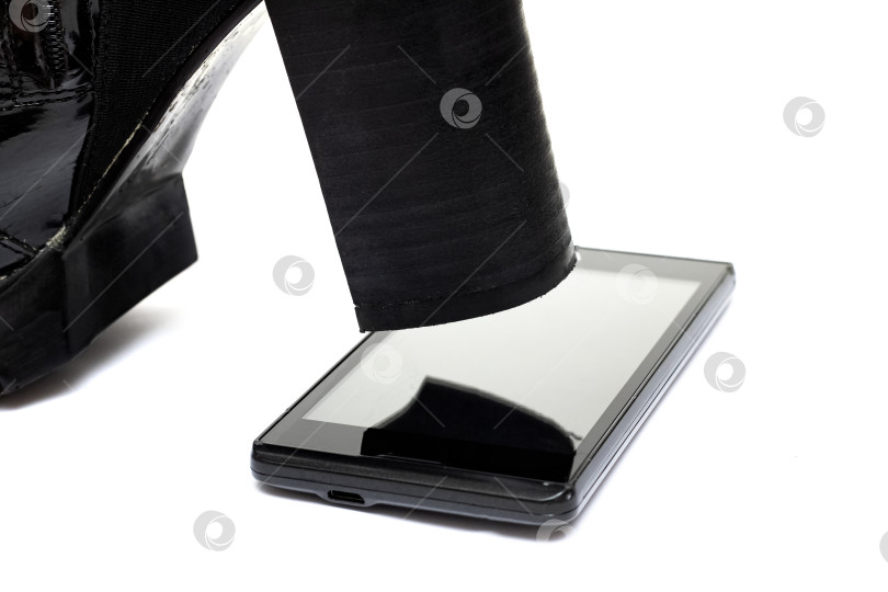 Скачать Экран телефона с туфлями на каблуке, выделенными на белом фоне фотосток Ozero