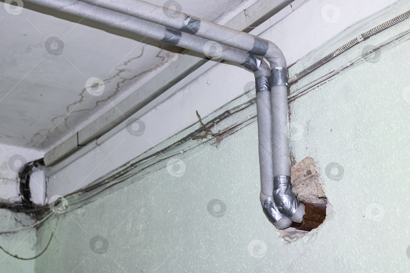 Скачать Труба от водопроводной трубы в комнате под потолком фотосток Ozero