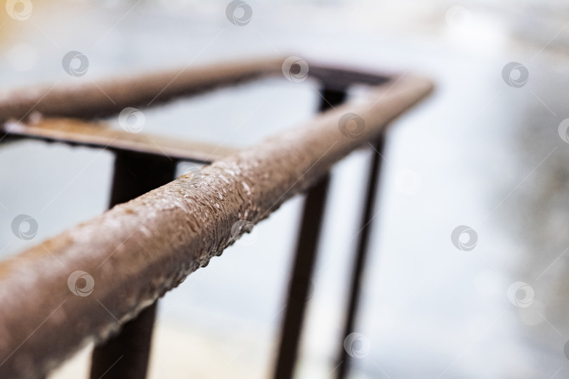 Скачать Металлические перила с каплями воды во время дождя фотосток Ozero