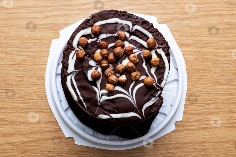 Скачать Шоколадный торт с орехами на деревянном столе фотосток Ozero