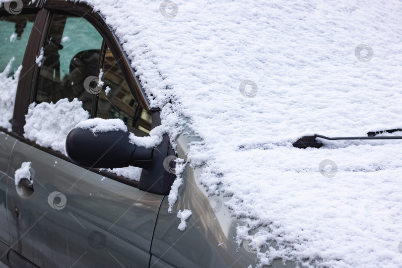 Скачать Первый снег на лобовом стекле автомобиля фотосток Ozero