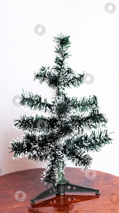 Скачать Искусственная рождественская елка на деревянном столе фотосток Ozero