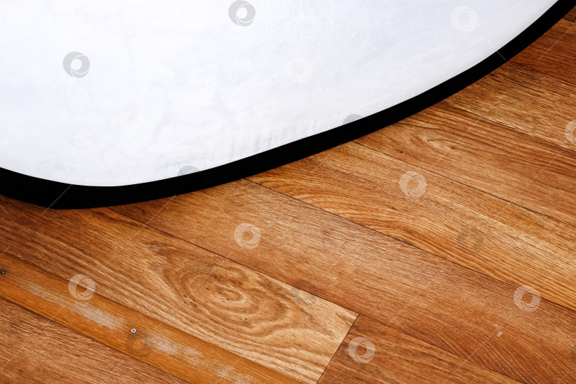 Скачать Белая доска на деревянном полу крупным планом фотосток Ozero
