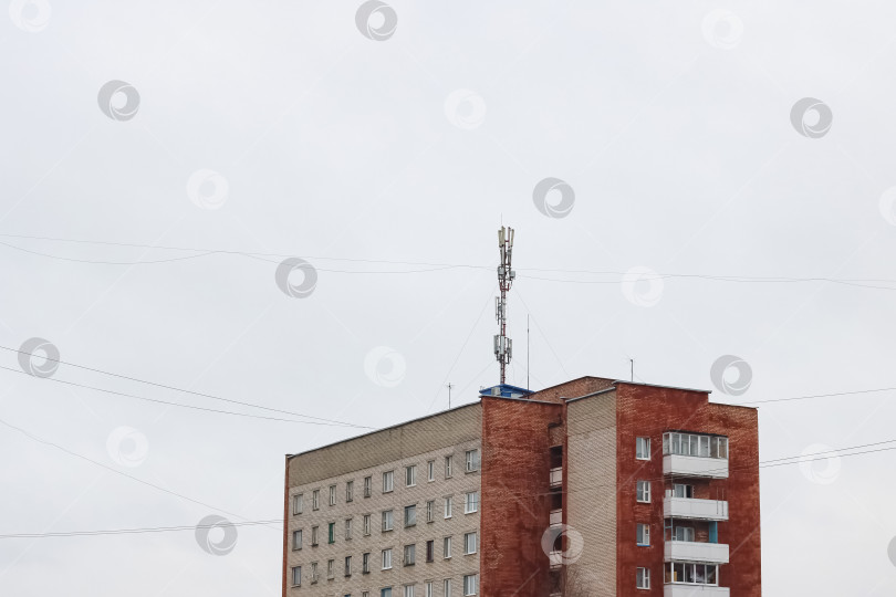 Скачать Антенна на высоком жилом доме крупным планом фотосток Ozero